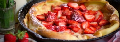 Голландский блин с клубникой под названием датч беби