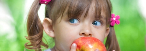 Дівчина з яблуком (тематичне фото)