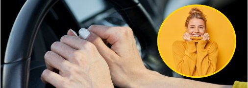 Дівчина посміхається