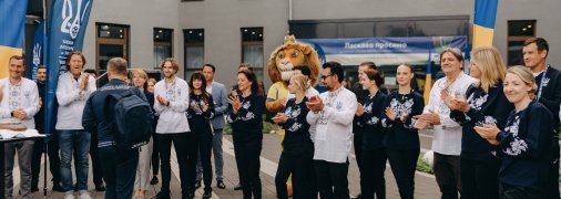 Персонал отеля встречает сборную Украины