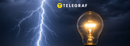 Миттєвий розряд у небі з величезною силою та енергією