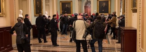 Сторонники Трампа пытаются устроить "переворот" в США: возле Конгресса началась стрельба