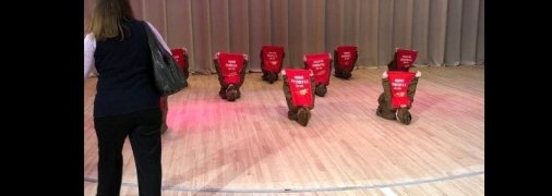 "Страна совсем ополоумела": в России детей заставили изображать могилы павших на войне солдат (фото)