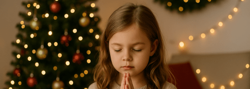 Дівчинка молиться