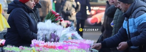 8 березня за квітами подекуди збирались черги