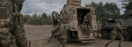 Новобранцы полка «Азов» высаживаются из американской тактической машины во время учений