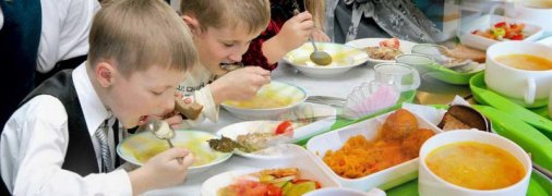 Менше хліба і цукру, але більше м'яса: нові правила харчування в українських школах (інфографіка)