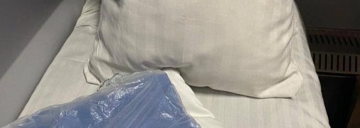 А что говорить о плацкарте: "Укрзализныця" оплошалась с бельем в "люксовом" вагоне (фото)