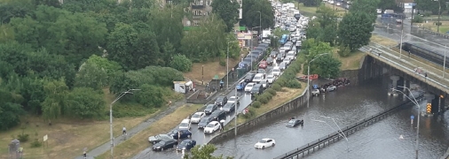 Подтопление возле станции метро "Берестейская"