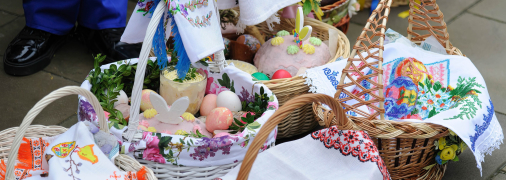 Крашанки за традицією кладуть у великодній кошик разом з іншими продуктами та освячують у храмах