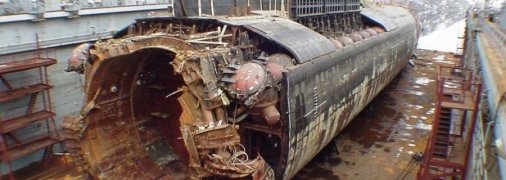 Залишки піднятого з дна підводного човна "Курськ"