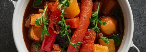 Тушеные овощи – не просто вкусный, но и полезный гарнир (изображение создано с помощью ИИ)