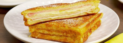 Горячий тост с ветчиной и яйцом