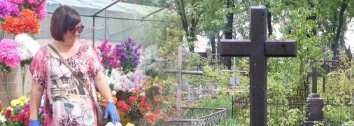 Мода на искусственные цветы и венки на кладбищах распространилась в Украине еще в советские времена. Но и сегодня есть спрос, а значит, есть и предложение