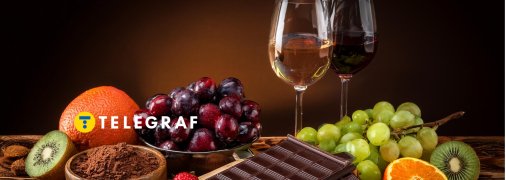 Вино, шоколад та фрукти на столі