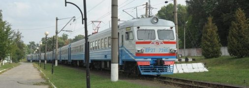 На Львівщині з поїзда прямо на залізничні колії випав хлопець: подробиці