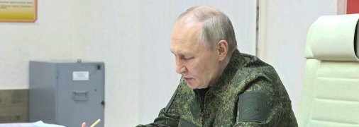 Путін у військовій формі виглядає скоріше комічно, ніж войовничо