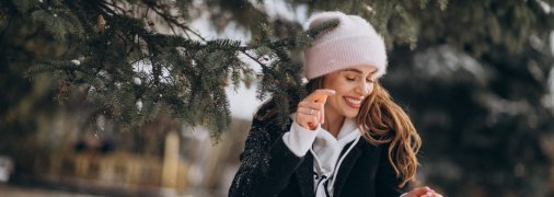 Дівчина радіє снігу