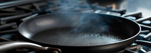 Кожна має свої особливості та переваги, тому важливо підібрати сковороду, яка відповідає вашим потребам (фото створене з допомогою ШІ)