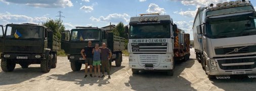 Вантажівки на кордоні