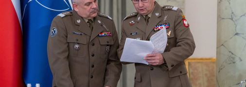 Начальник Генштаба ВС Польши генерал Веслав Кукула (слева) и командующий операциями ВС Польши генерал Мацей Клиш (справа) на заседании Совета нацбезопасности