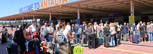 В аэропороту Антальи застряли украинские туристы