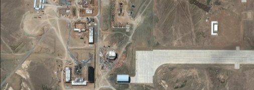 Китай будує в пустелі суперсекретний аеродром для випробування космічної зброї: з'явилися фото зі супутника