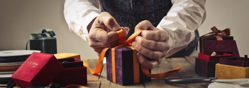 Иногда мужчины вкладывают в презенты гораздо более глубокие смыслы, чем нам кажется