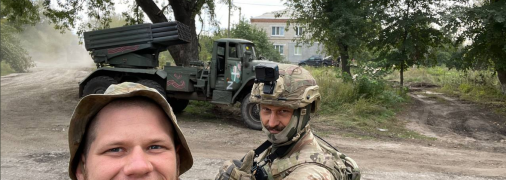 Украинские военные делают селфи с трофейным "Градом"