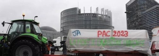 Зрелищный протест во Франции: около 1500 тракторов блокируют подъезд к Европарламенту (фото, видео)