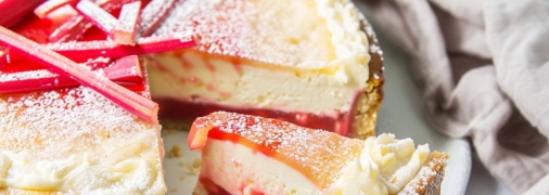 Чизкейк с ревенем станет хитом на вашем столе (изображение создано с помощью ИИ)