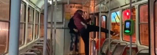 Дохулиганился: напавшему на женщину-водителя в харьковском трамвае грозит до 5 лет тюрьмы