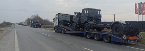 Авто, які, як каже волонтер, застрягли на кордоні