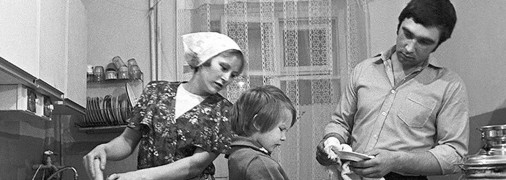 Жили тоді скромно