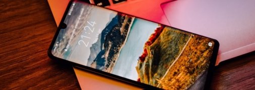 Телефон лучше не класть на ноутбук