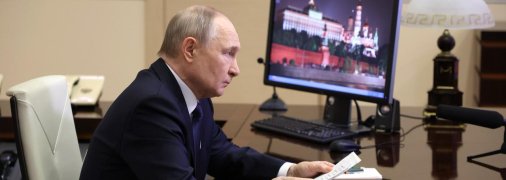 Путин за компьютером