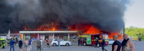 Торговый центр в Кременчуге пылает после ракетного удара