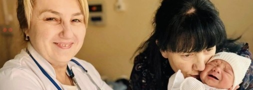 Породілля цілує новонародженого сина