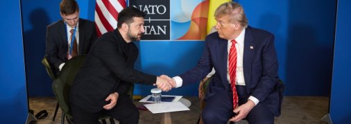 Владимир Зеленский и Дональд Трамп на встрече в Гааге