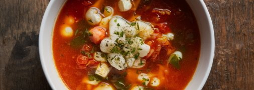 Этот суп понравится любителям морепродуктов (изображение создано с помощью ИИ)