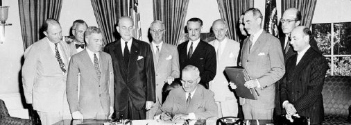 Церемонія підписання договору у Вашингтоні. Свій підпис ставить Гаррі Трумен - президент США. 4 квітня 1949 року