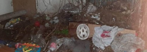 В Одессе на Молдаванке двое детей выбрались из окна запущенной квартиры и стали просить помощи у соседей (фото)