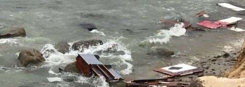 Пострадавших уносило в море: в США на куски разбилась лодка с десятками мигрантов на борту, есть жертвы (фото)