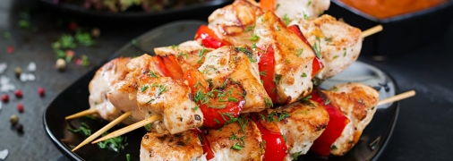 Куриный шашлык на шпажках в духовке