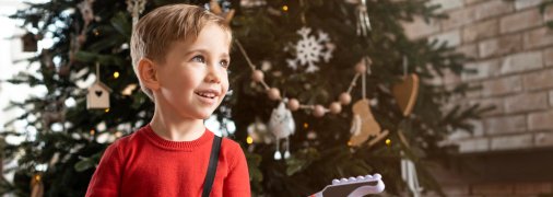 Хлопчик грає на іграшковій гітарі