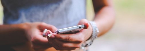 Facebook тестирует темную тему в своем основном приложении для Android и iOS