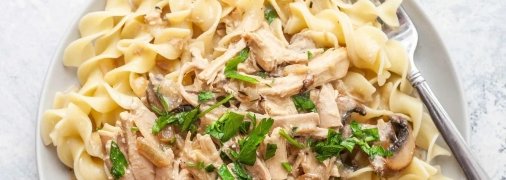 Бефстроганов з куркою та грибами