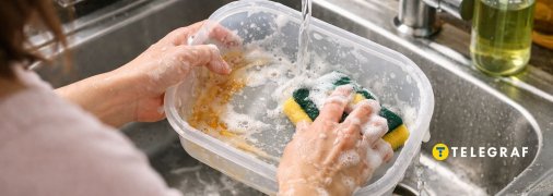 Миття пластикового контейнера від жиру
