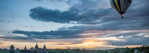 В Каменец-Подольском упал воздушный шар с людьми: есть погибший и пострадавшие (фото)