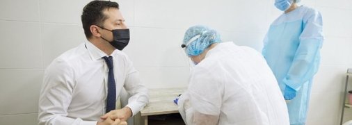 Зеленский признал провал вакцинации и назвал "виновных"